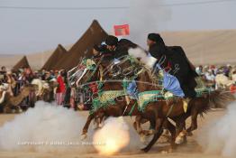 Image du Maroc Professionnelle de  Course typiquement marocaine dite ''la Fantasia'' organisé dans un site désertique sur lequel la ville de Tan Tan a toujours accueilli la majorité des tribus et des grandes familles nomades du désert lors d'un grand Moussem, Samedi 7 Septembre 2013. Le festival parrainé par l'UNESCO rassemble des milliers de nomades du Maroc. (Photo / Abdeljalil Bounhar) 